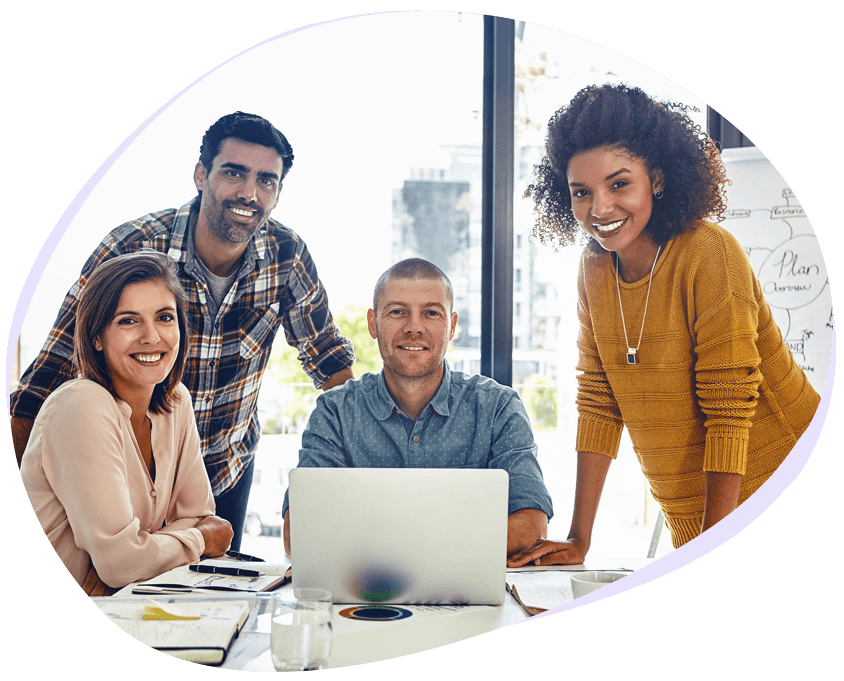 Pessoas trabalhando contentemente / Happy people working